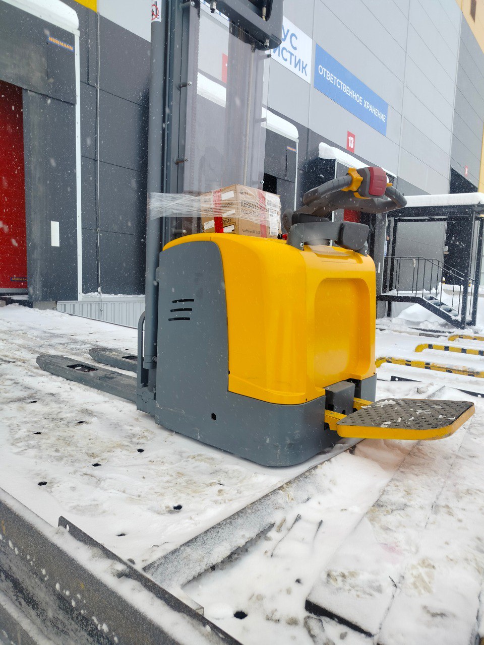 Штабелер электрический самоходный