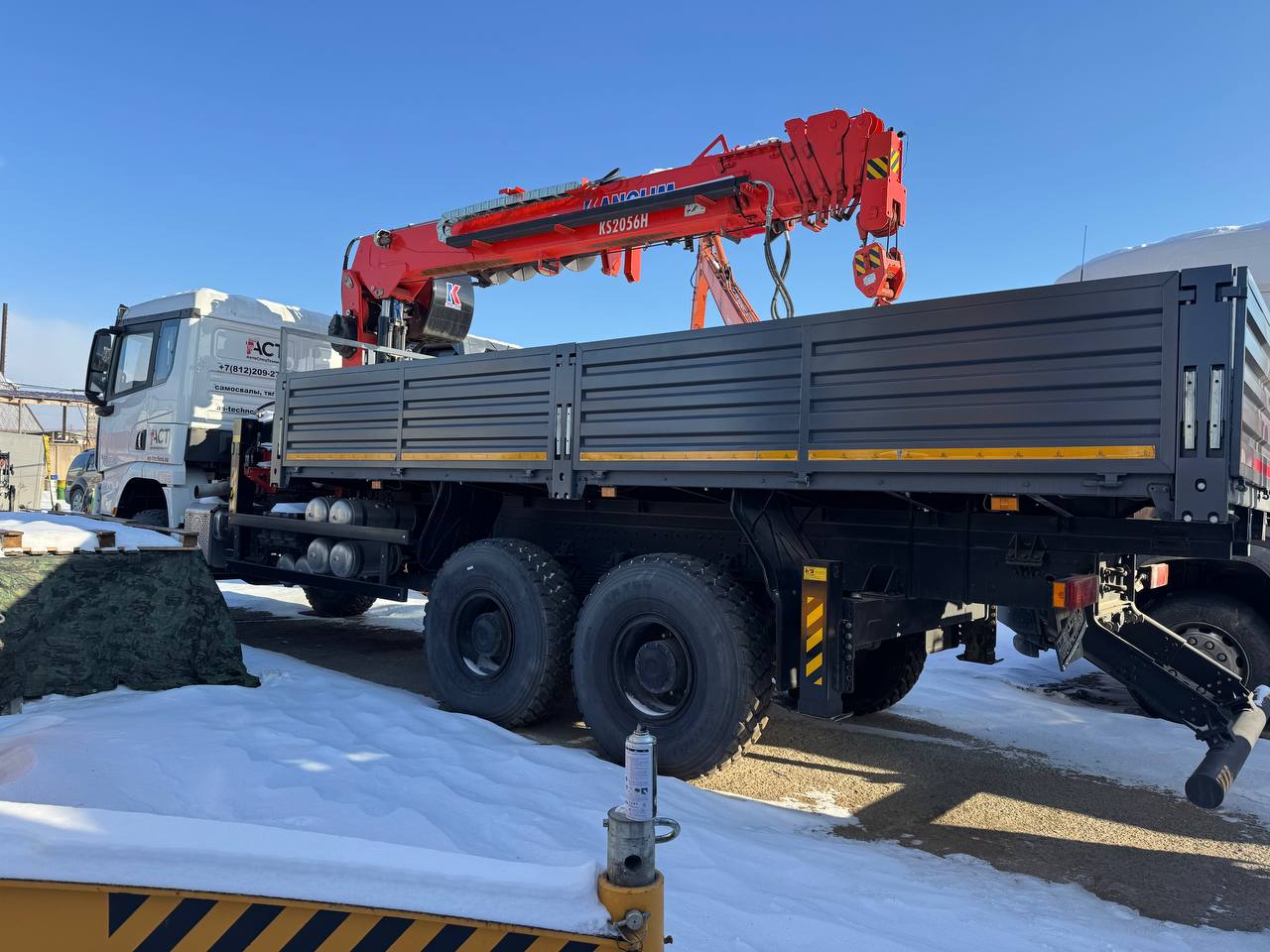 SHACMAN с краном-манипулятором