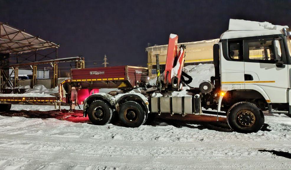 Седельный тягач с КМУ, на базе шасси SHACMAN